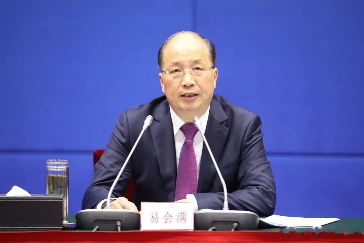 中国证券监督管理委员会原党委书记、主席易会满搞权色、钱色交易；利用职务便利为他人在职务提拔、上市审批