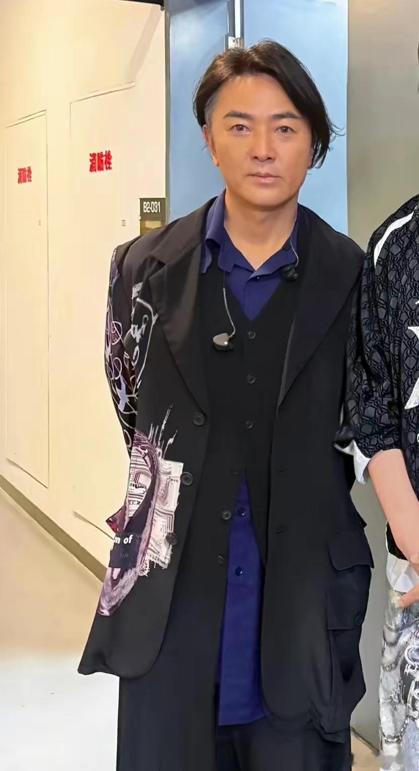上海偶遇58岁郑伊健，他变化好大嘴巴都歪了，看着好憔悴​​​