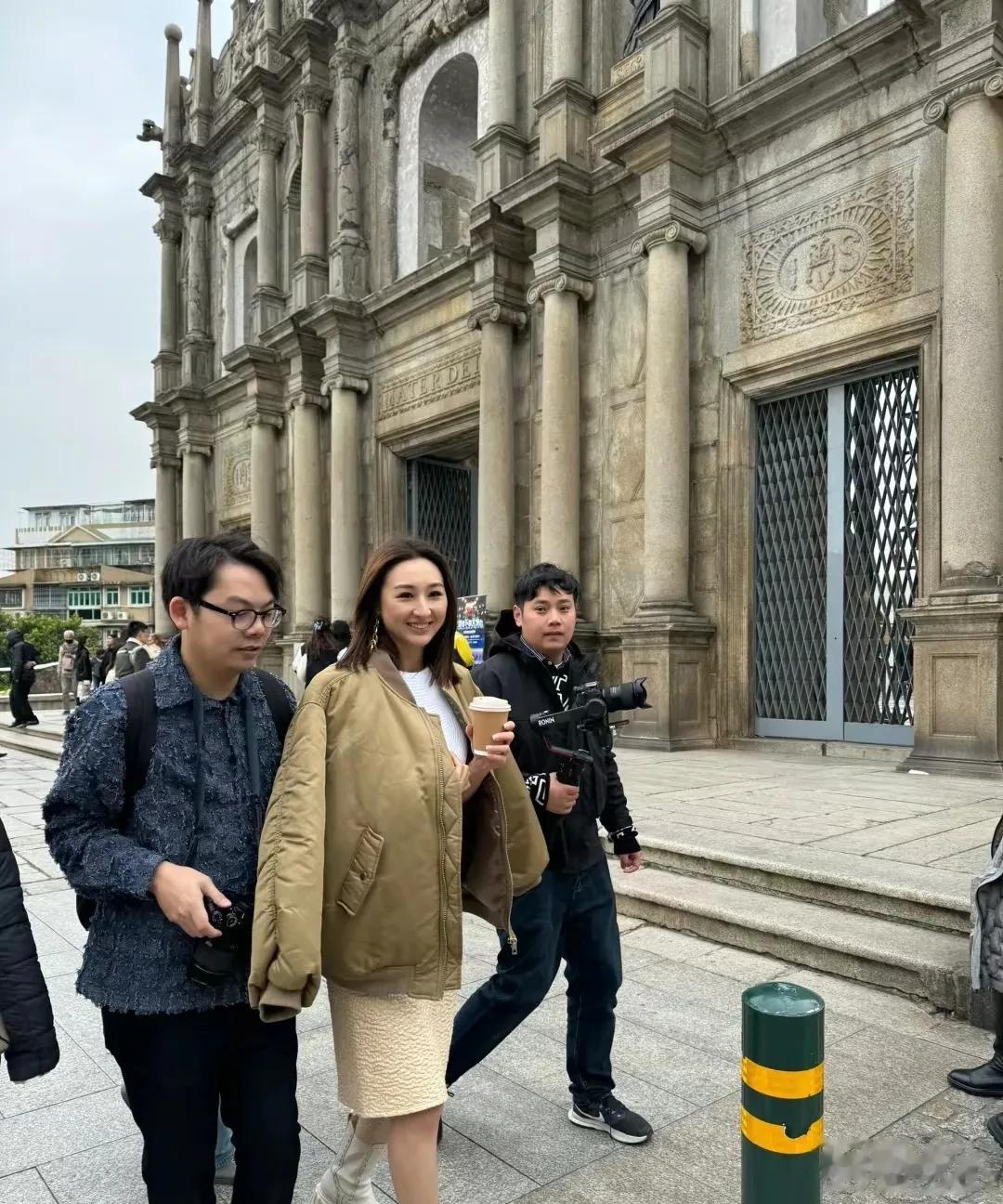 网友在澳门偶遇女明星高海宁，她身材高挑，气质出众，笑容甜美，对粉丝也很随和，真的