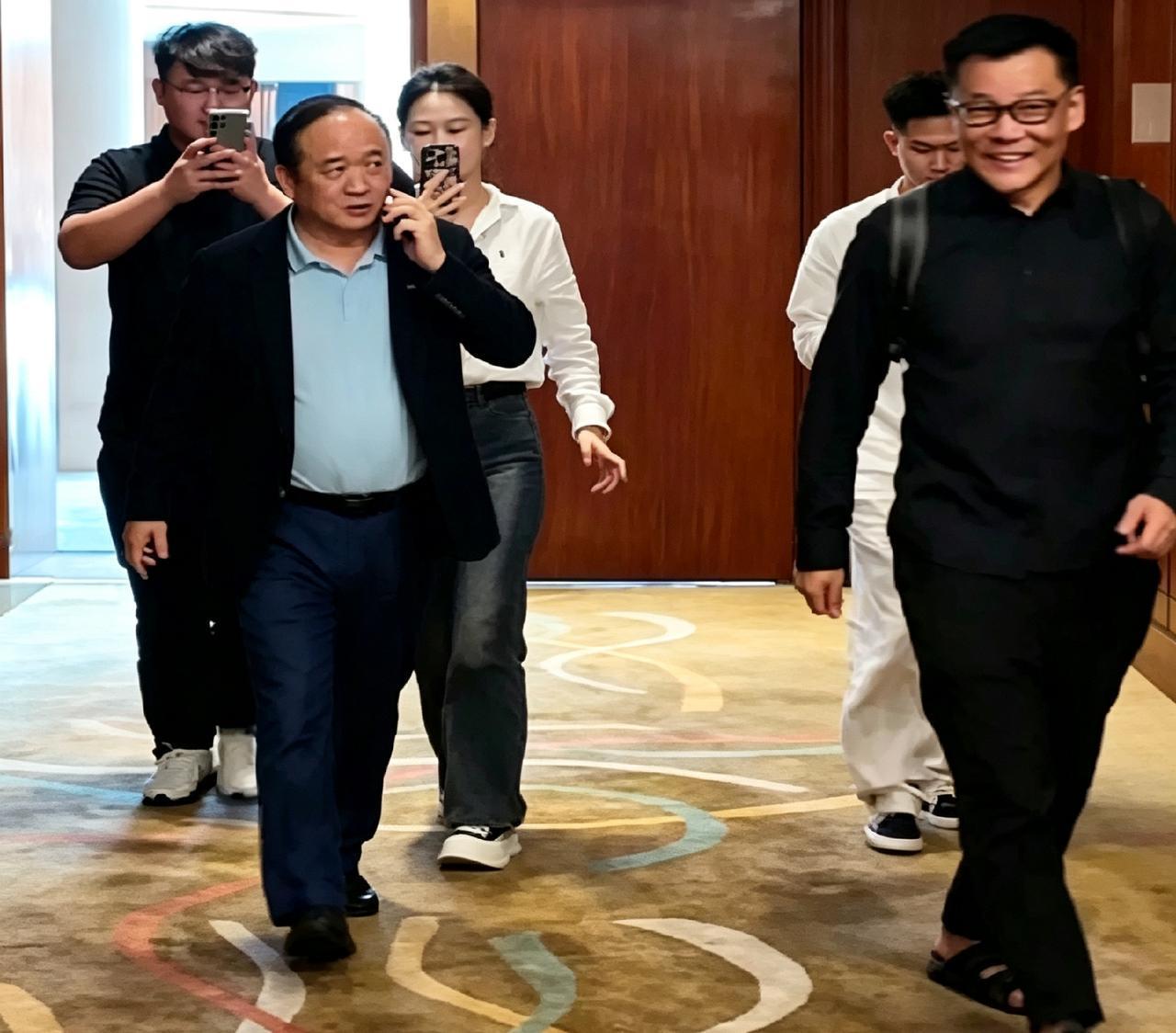 兰世立新项目活动现场，李国庆特意过来助阵。一身黑衫搭配拖鞋随性现身，对比正装皮鞋