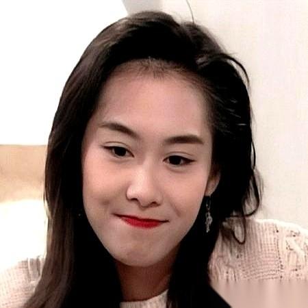 朱茵跟黄贯中说：“我们可以谈恋爱，但不能同房。”黄贯中答应了。然后，没多久，