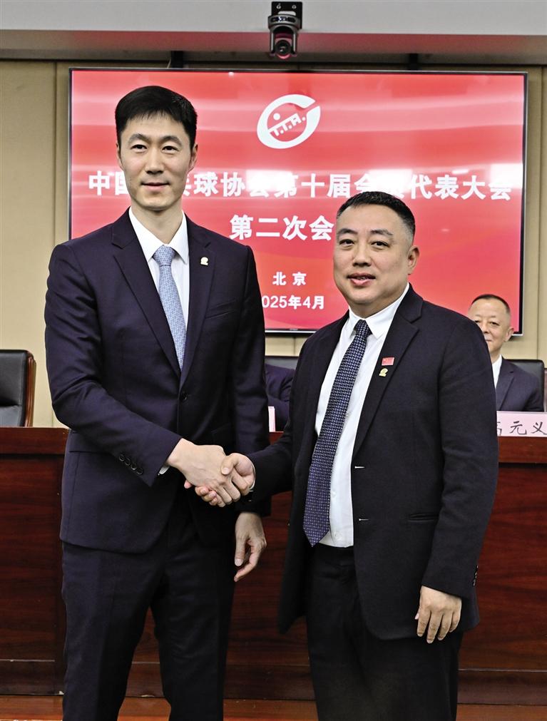 把王励勤和刘国梁放一起，才明白什么叫“将才”和“帅才”的天差地别。刘国梁坐在W