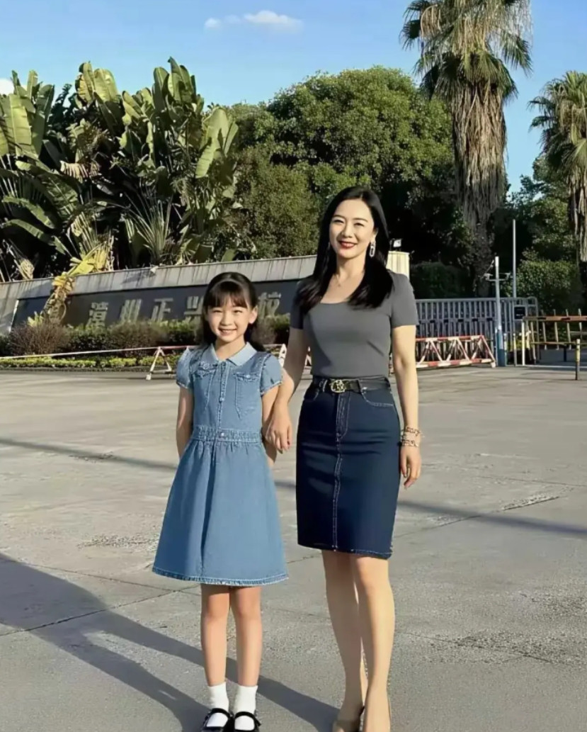 娶到这样的老婆和生这样的女儿，男人颜值得多高，条件得多好。