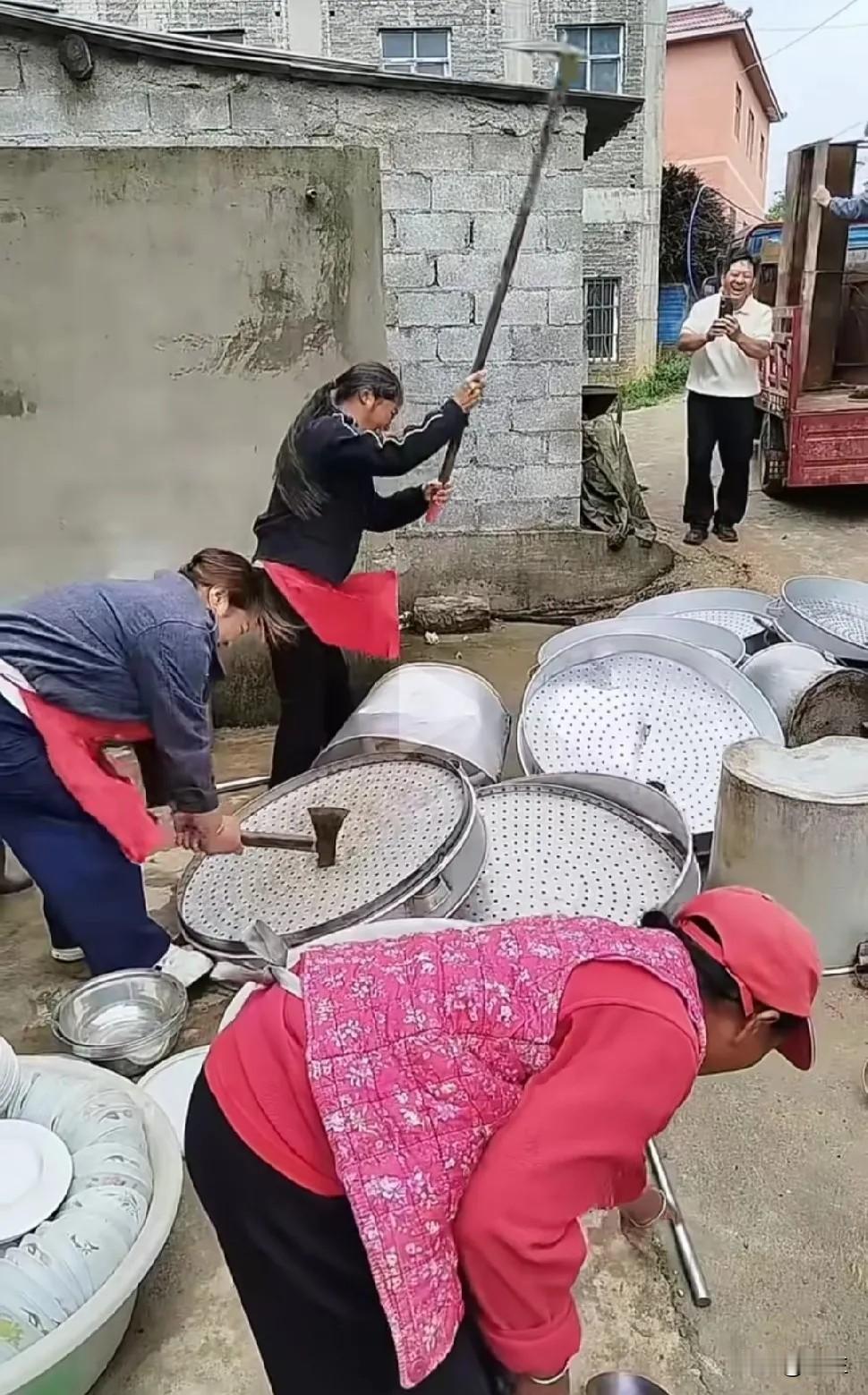 出了事，把锅都砸了！农村有些人都还是比较迷信的，出了这档子事，隔壁村就会有人