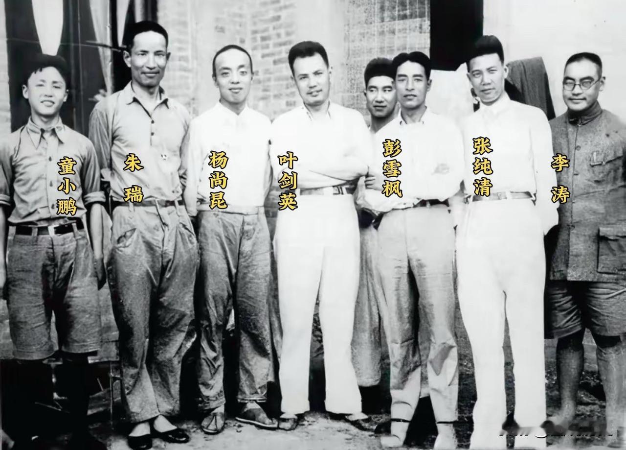 这个人你绝对不认识这张老照片拍摄于1937年8月初，此时抗战爆发，红军即将改