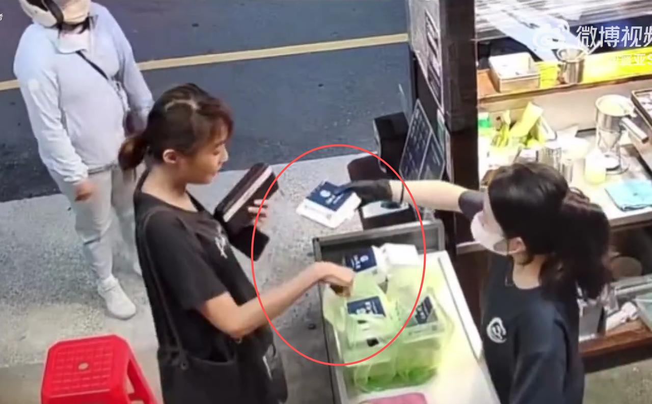 “我们必须保护每位顾客的章鱼烧”！有一位女子买了一份章鱼烧，店员把做好的餐拿给她