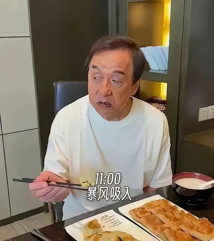 周润发肋骨骨裂，照样凌晨爬起来跑步。他自己亲口说的，糖尿病，一天就吃一顿。甜