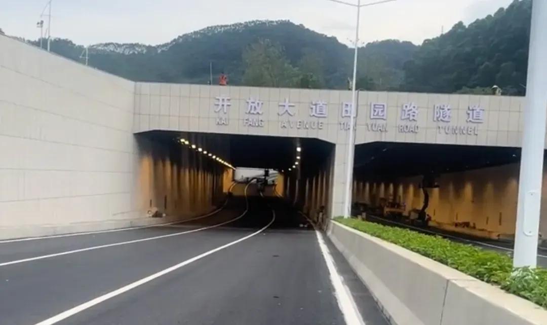 减少一大堵点，黄埔区永和大道田园路隧道终于在6月28日通车了。该隧道通车为