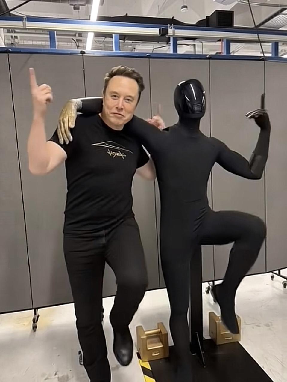 特斯拉创始人与机器人共舞，科技与艺术的完美结合！🤖💃在这令人惊叹的共舞背后，