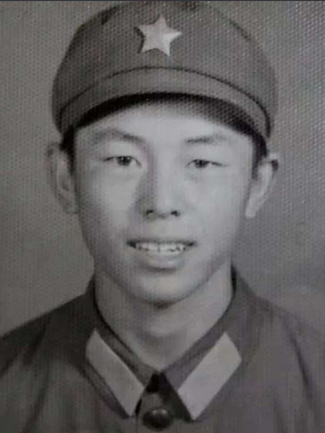 1987年，马占福在南疆战斗中为国捐躯，荣立一等功。战后，部队领导来到他家看望英