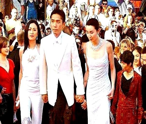 那一年的戛纳，梁朝伟一只手牵着刘嘉玲，另一只手牵着张曼玉。2000年简直是华