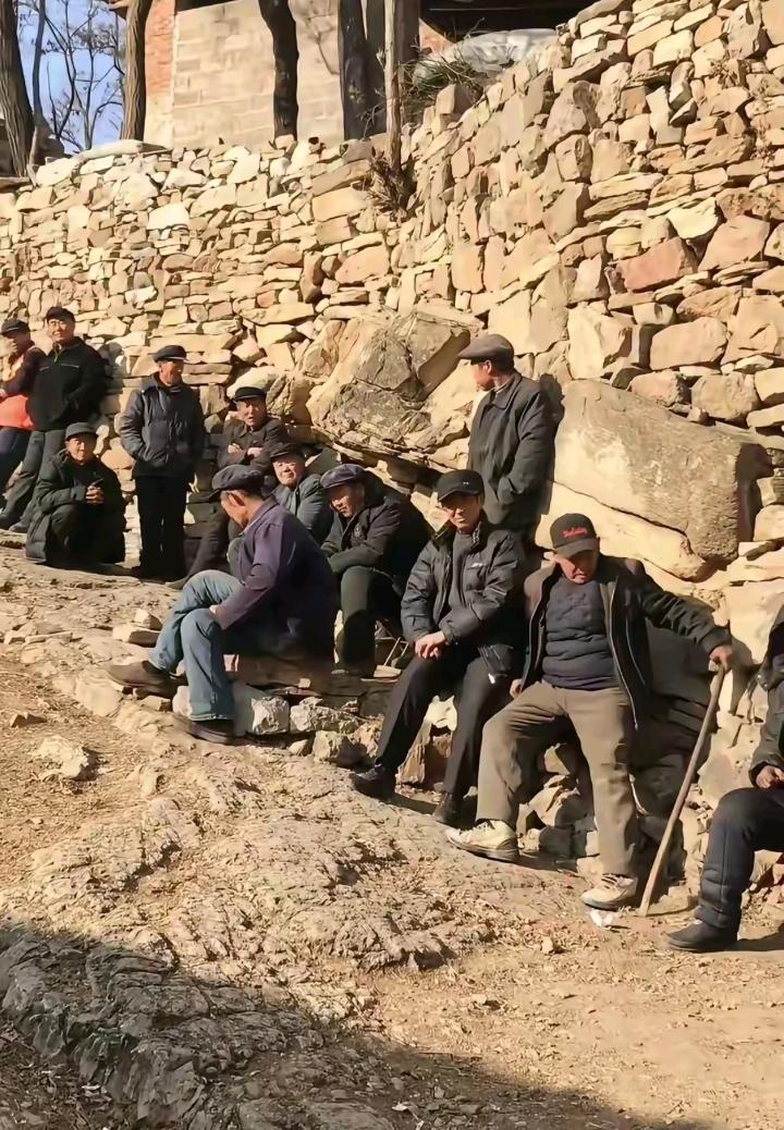 年少都是俊儿郎，如今老矣背靠墙，心中装满回忆事，………？上联：年老多回