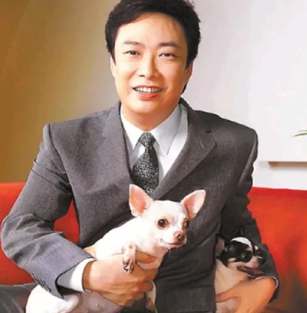 费玉清一生未婚，却攒下了20亿财产，身边空无一人的他，只有一只陪了他16年的老狗