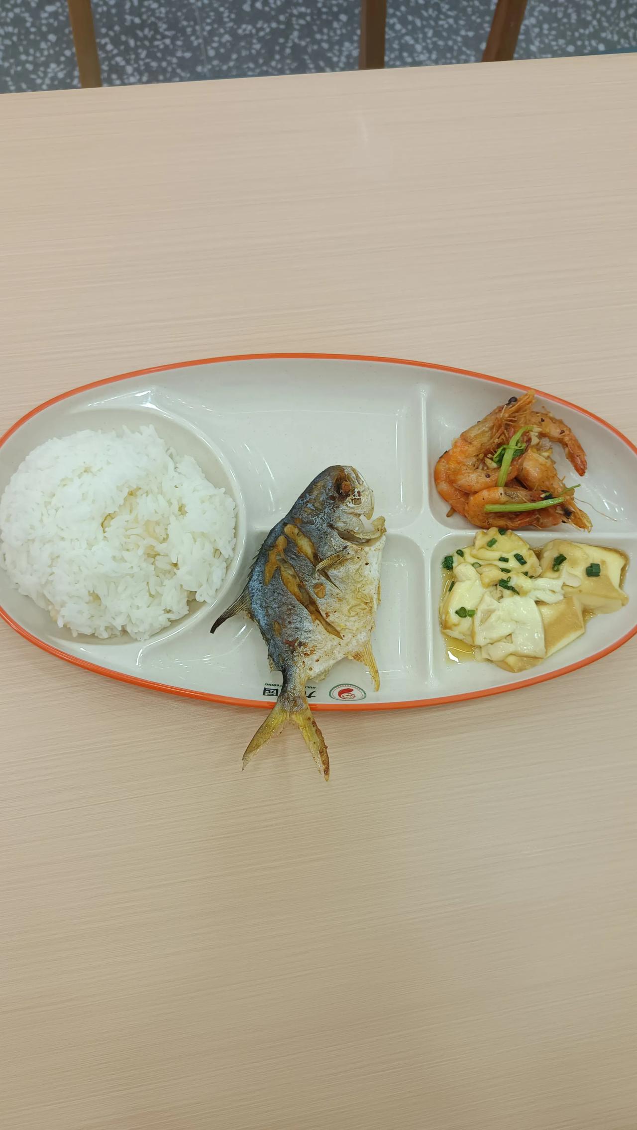 谁说深圳消费高，[捂脸哭][捂脸哭][捂脸哭]我在小区旁边快餐店，买了一份，有鱼，有