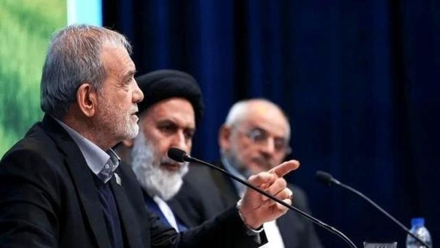 很多人以为，美国航母堵在伊朗家门口迟迟不动手，是怕了。其实，真正让白宫踩下刹车的