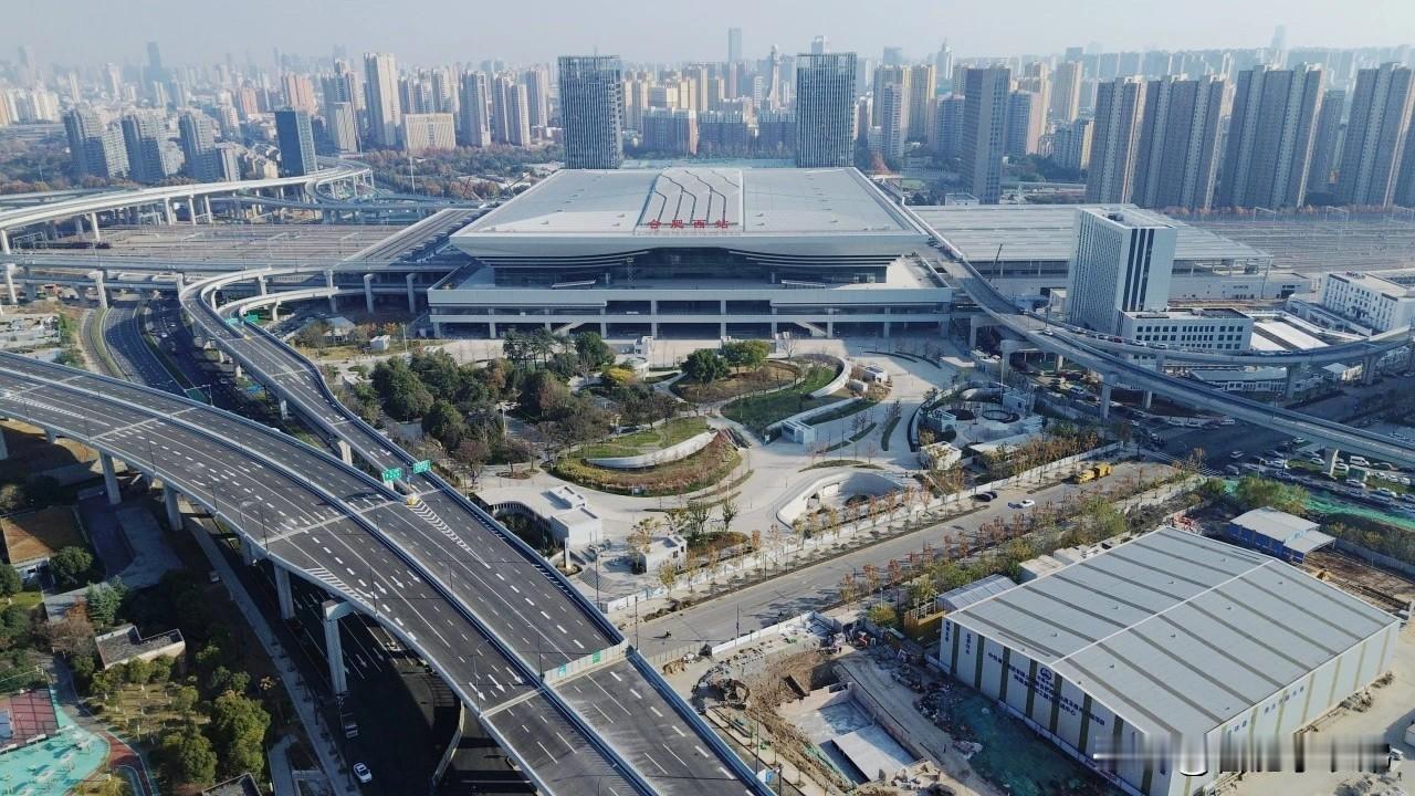 这座以“大湖云帆·科技方舟”为设计主题的车站，可是妥妥的第四代铁路客站，站房面积