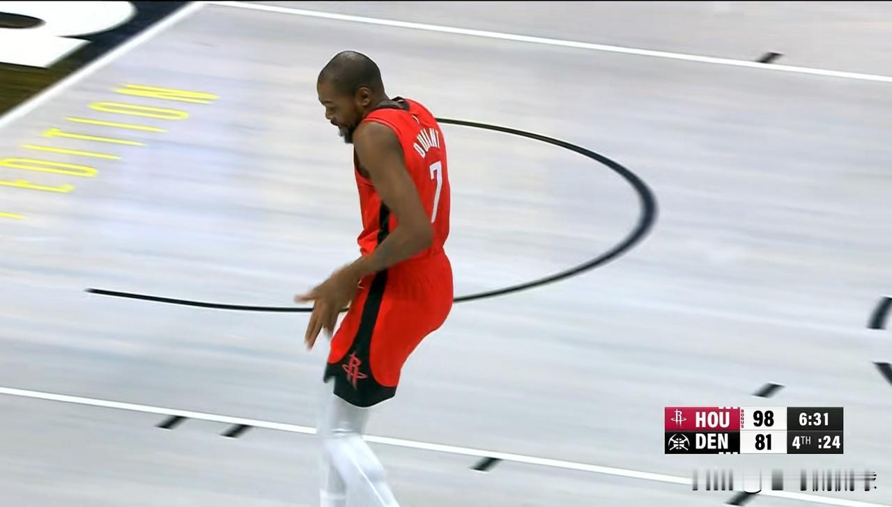 火箭老将杜兰特真是一个大逗比，他太搞笑了！在今天火箭客场挑战掘金的比赛中，当时比