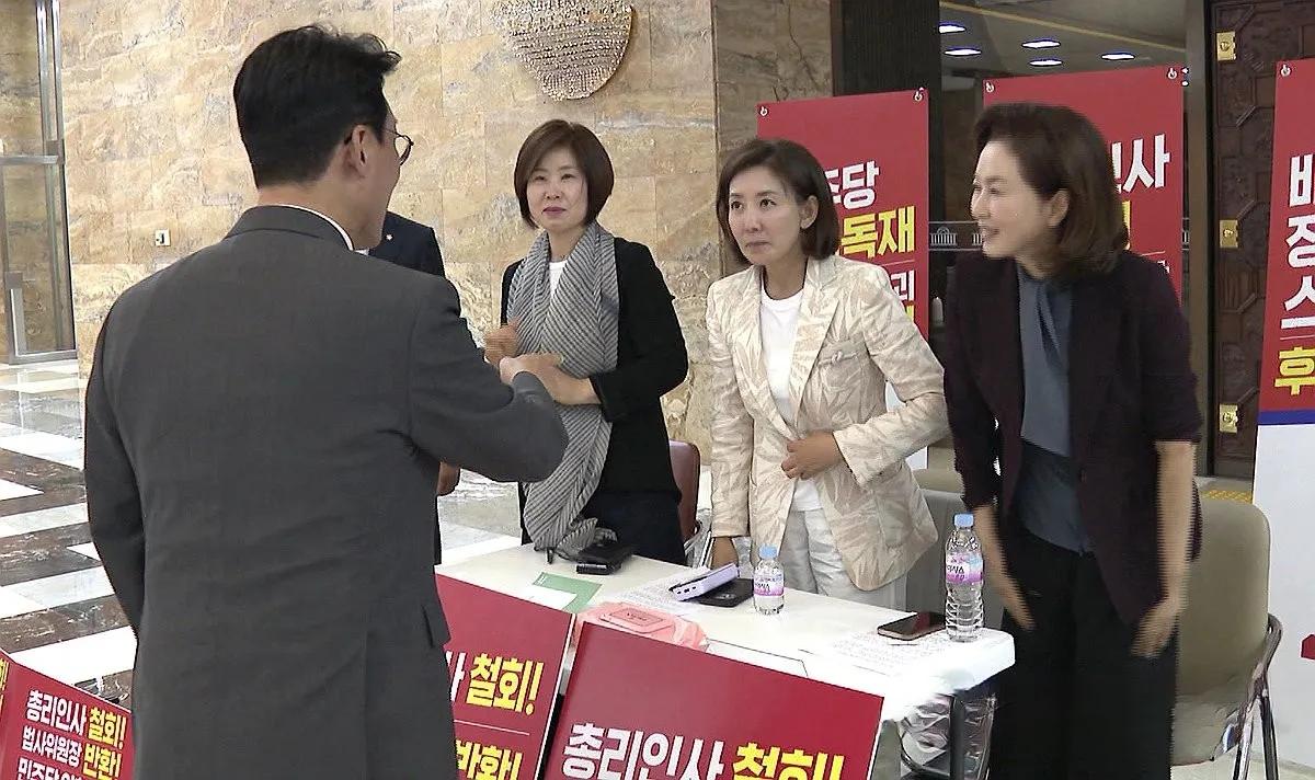 罗景垣在国会守夜静坐抗议金民锡总理听证会资料不齐全。结果反而被各方质疑“避暑”