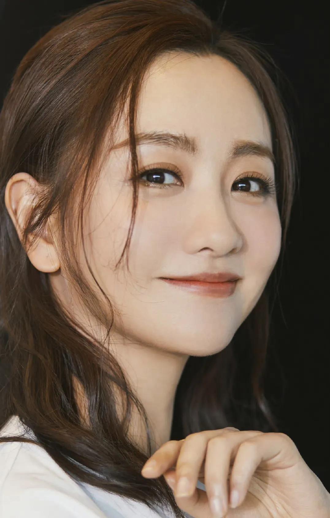 公交车上来一大爷，旁边一小姑娘对大爷说：“您坐我这，我把东西收拾一下。”这姑娘