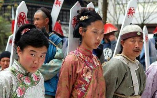 古代的"满门抄斩"究竟抄的是几代人？有一个细节课本从来不细说。"满门抄斩"，