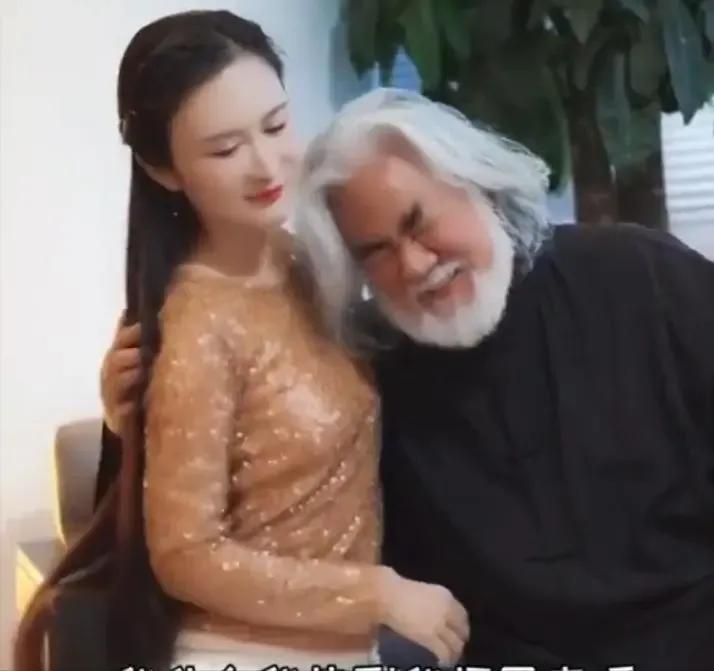 杜星霖怒骂张纪中：约会一身臭汗，身体不如小伙还脾气大人前是光鲜亮丽的富家太太