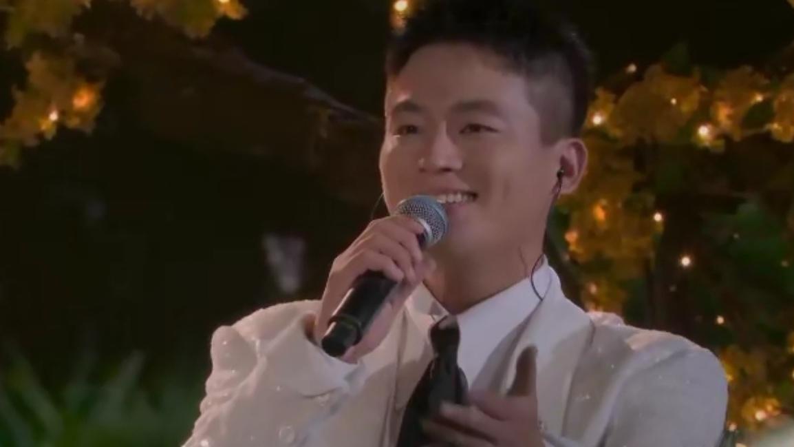 中秋晚会，欧豪出场，本以为女搭档是杨幂，结果是好姐妹唐嫣。两人看起来也是首次