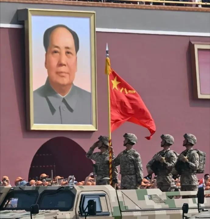 绝了，这个拍摄手笔真的是一绝，真不愧是摄影大师！！！这张照片算不算是阅兵仪式上