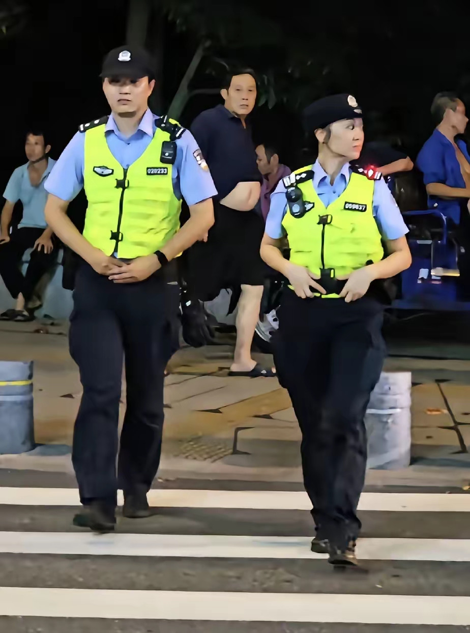 从正面看，分得清哪个是警察，哪个是辅警吗？虽然说辅警是公安局统招的，但没有执法权呀，应该要有明显区别