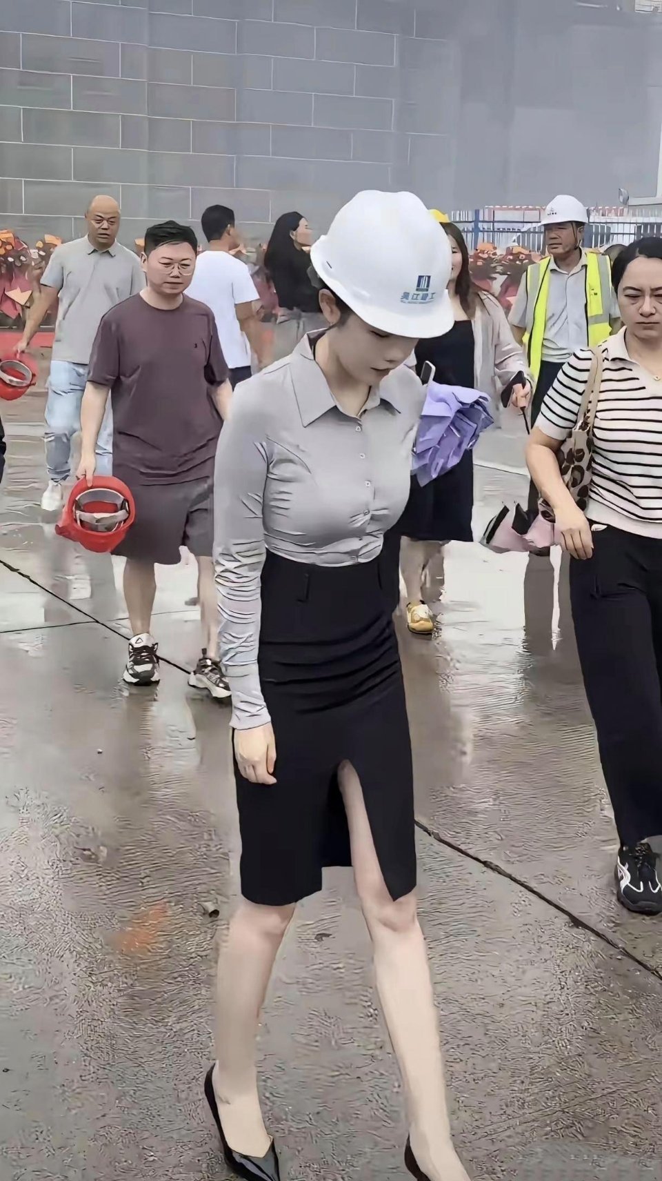 这么精致的鞋踩泥里不心疼吗​​​