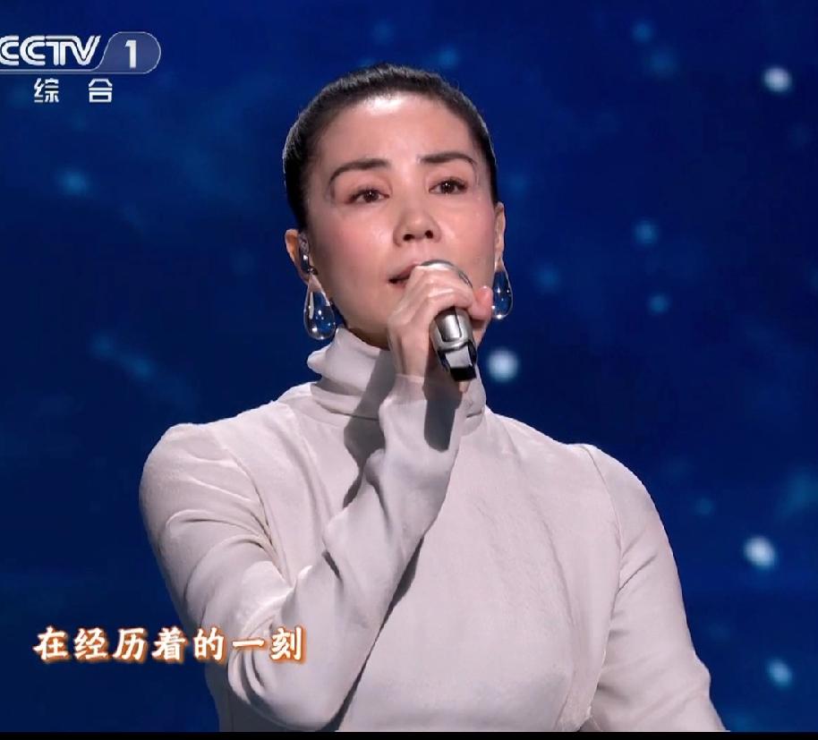 王菲春晚出场了，你我经历的这一刻，唱得还不错，可是没有太大惊喜，勉强唱出了自己风