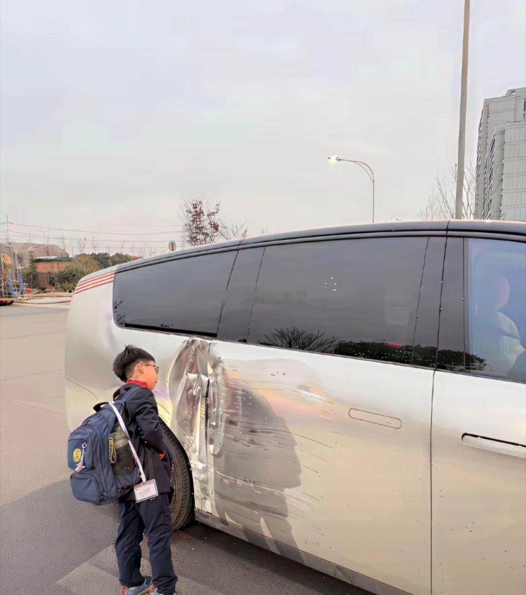 这是什么牌子的汽车？感觉要和熊孩子断绝关系了。