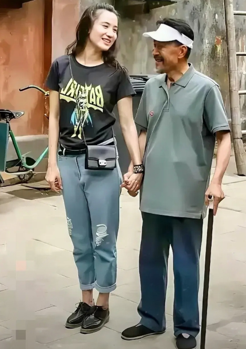 宋佳牵手一位老戏骨，应该是她的亲戚或者长辈吧，有人认识吗？
