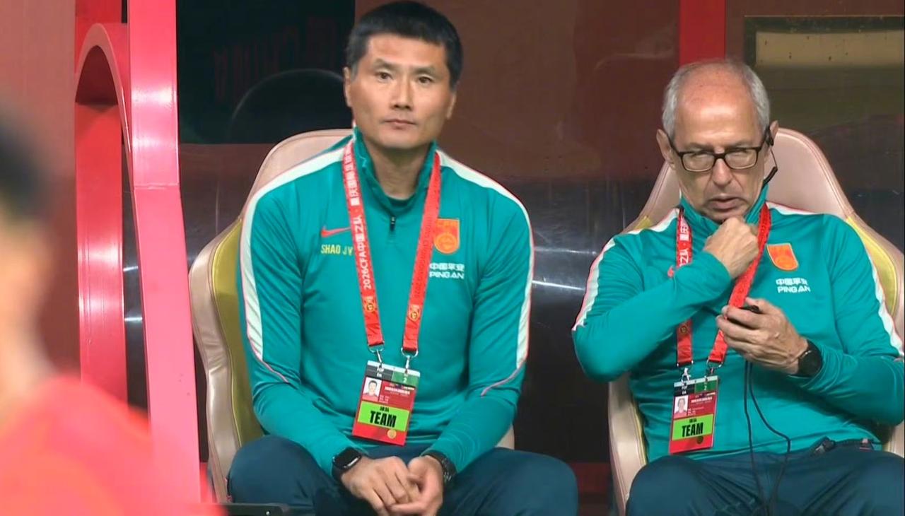杂乱无章！邵佳一带领的“年轻”国足给人最大的印象！重庆国际足球邀请赛，国足迎