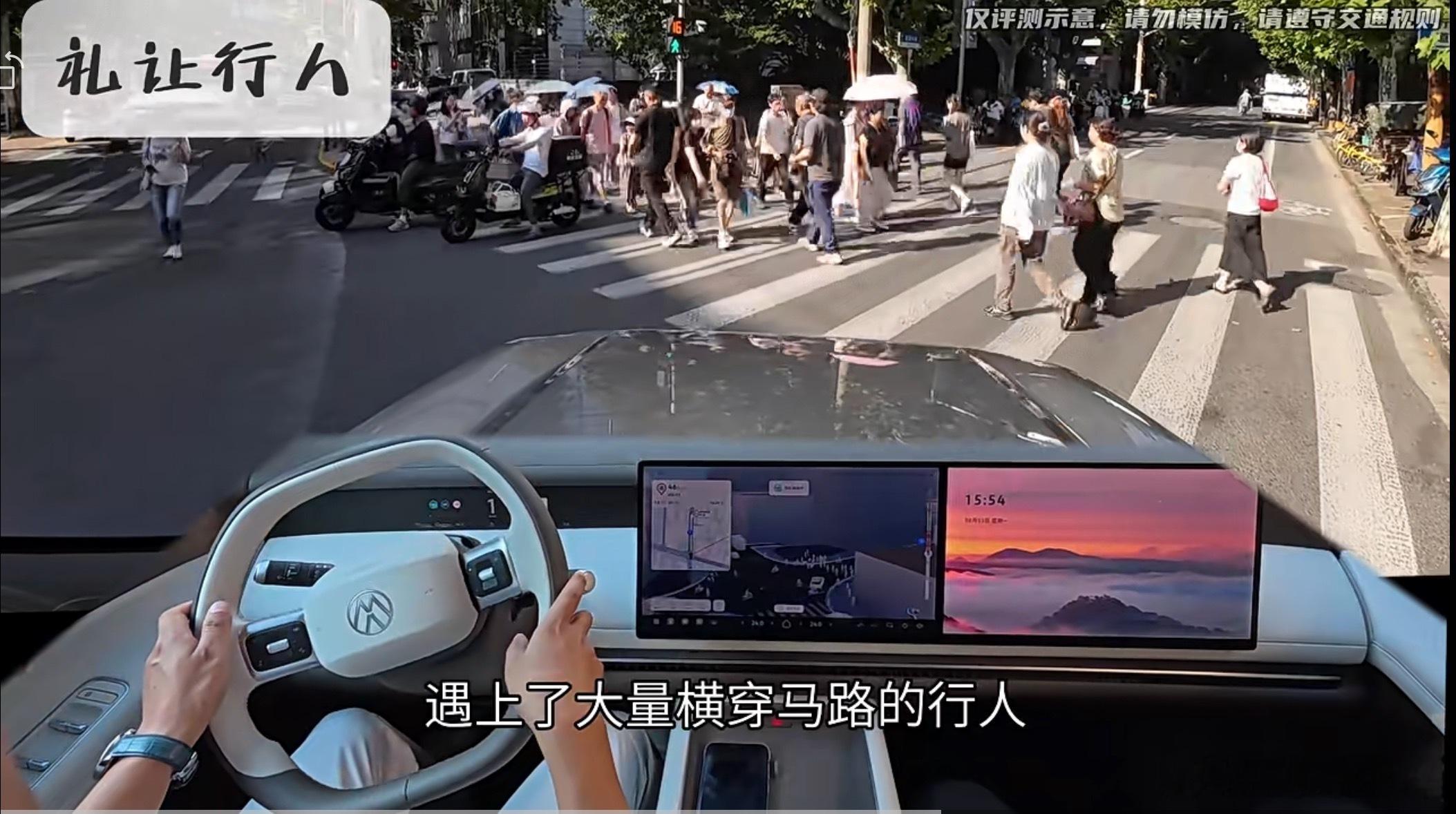 上周去试了大众ID.ERA9X上刚实装的MomentaR7大模型，简单聊几句
