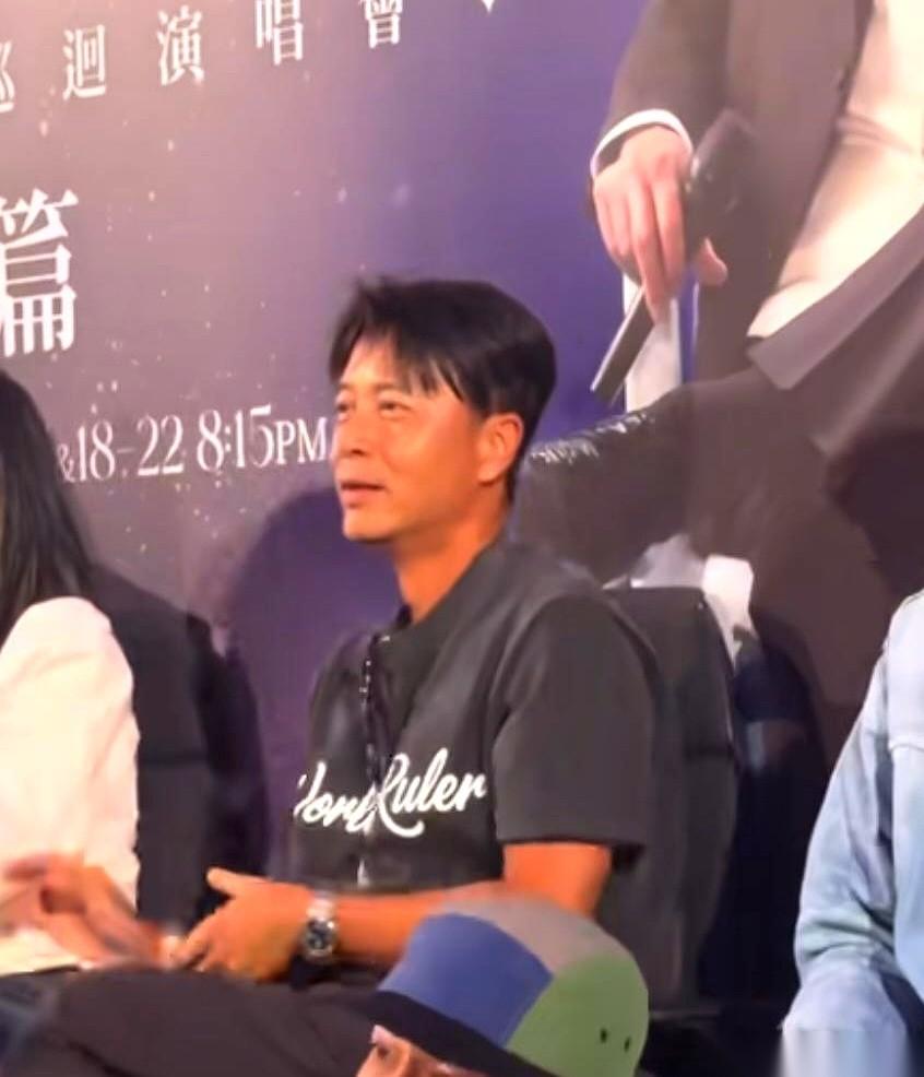 看着屏幕里在谭咏麟演唱会上又蹦又跳的李克勤，旁边当了八年健身教练的哥们，死死盯着