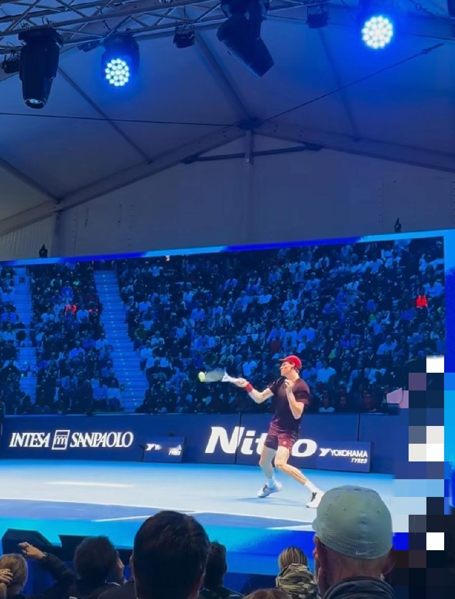 年终总决赛上诡异的一球，这个球辛纳不算二次触球违规吗？回放显示:阿卡的大力发球