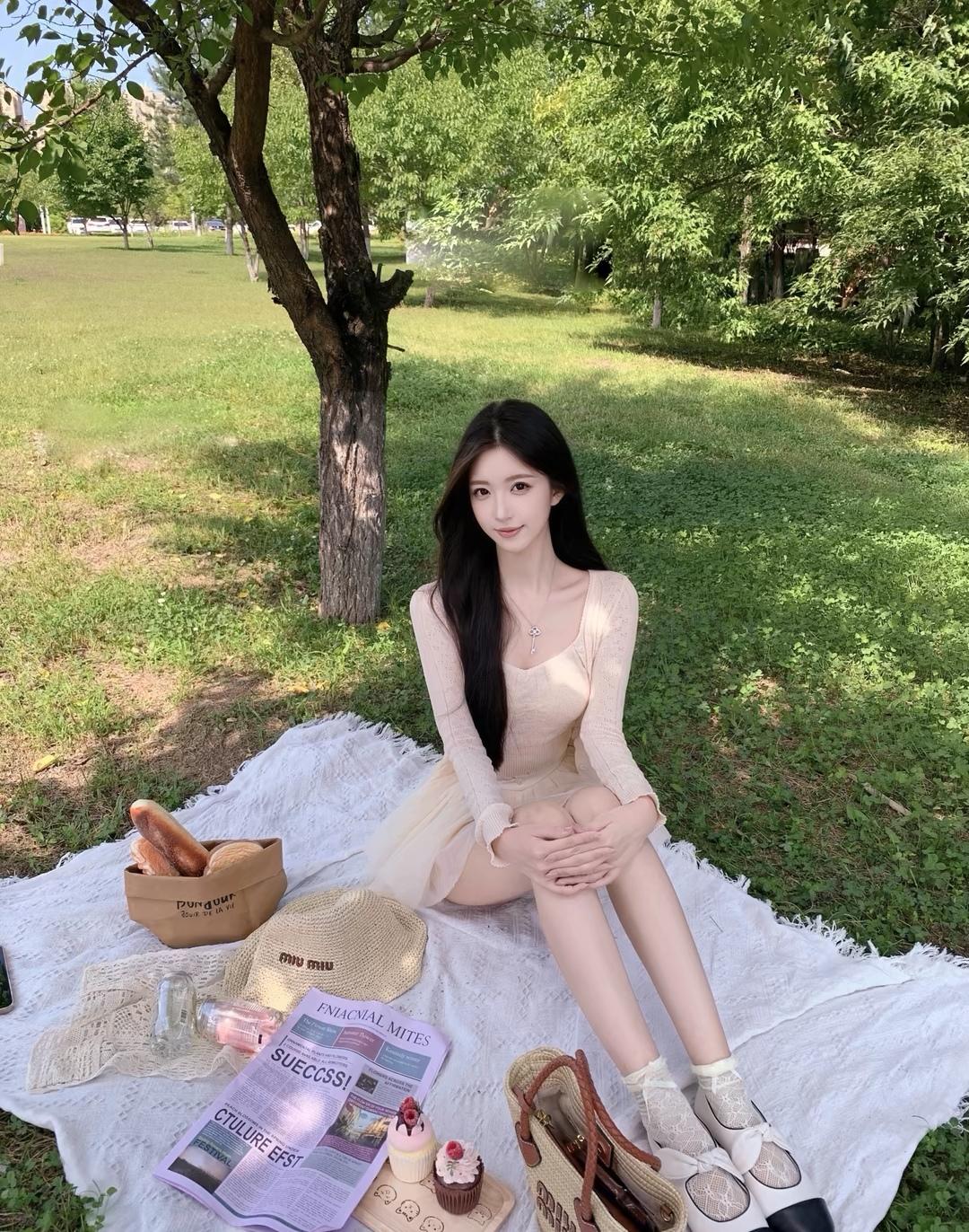 阳光下的野餐时光，甜美与自然相伴。