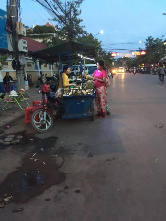 四川绵阳“摆摊冲突”：大学生遭“地霸”掀摊，网友痛斥“底层互害”何时休？近