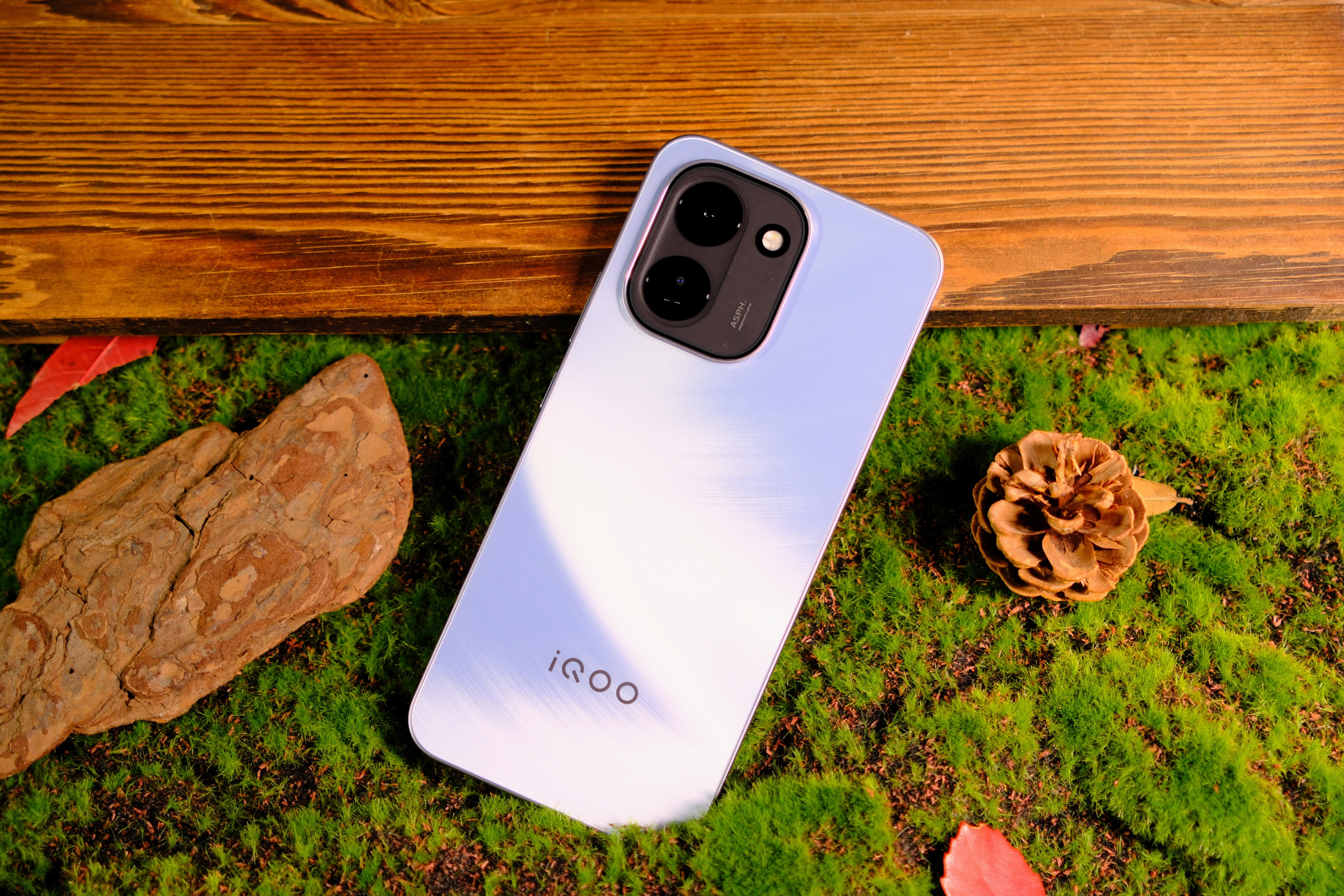 iQOOZ11用了全新的模具，小宇手上这个“沧浪浮光”大家觉得好看吗？iqoo