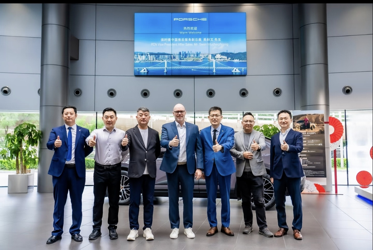 保时捷中国售后副总裁吴科文走访珠海保时捷4S经销门店，属于厂家高管实地巡店调研活动。此行一行人走访展