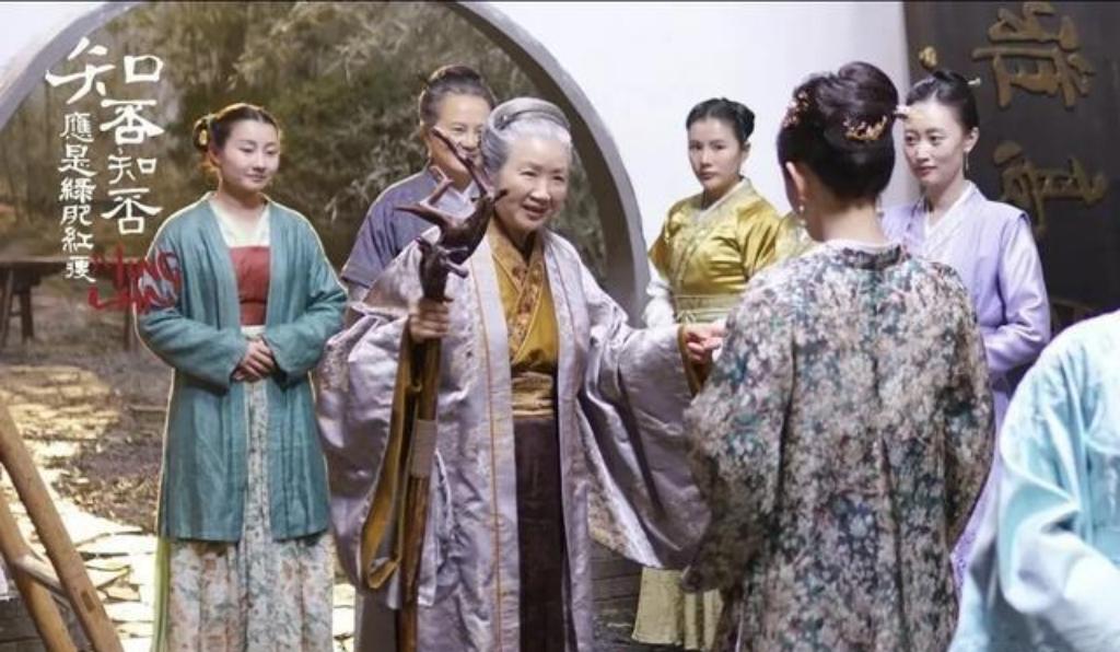 “老祖母”曹翠芬、“大脚娘”迟蓬，郑晓龙把《红楼梦》最硬的俩钉子先钉上了。网友