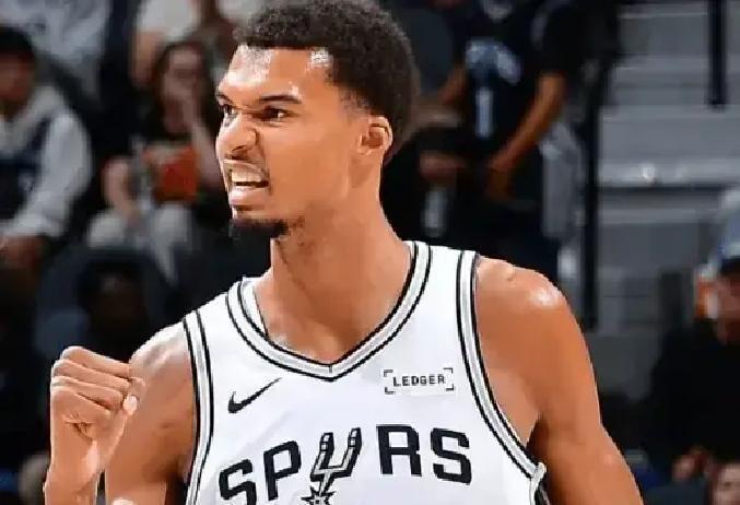 状元坐板凳，球队五连胜。马刺发现了一个违反篮球常识的真相。文班亚马替补出场