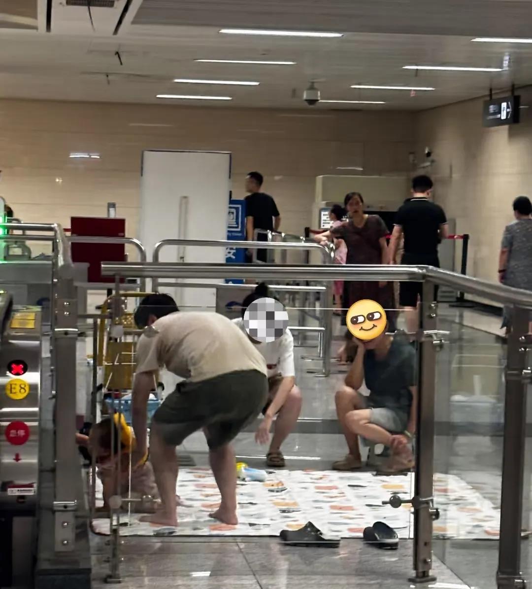 谁家地铁站跑人家客厅去了？