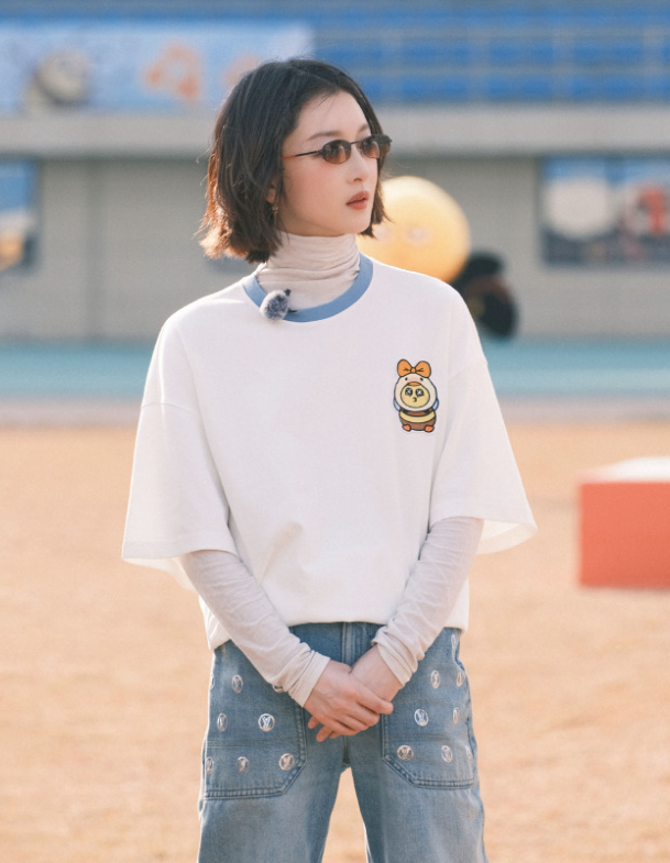 周冬雨换风格后气质大变穿T恤+打底衫+牛仔裤，休闲随性又时髦