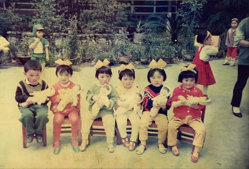 现在才懂，咱70后小时候是真“耐造”！生水直接灌，蛔虫拽着往外拉；没电的电池咬两