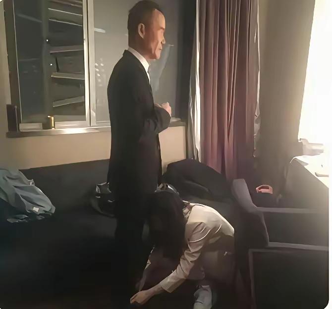 没有比较就没有伤害，看看昔日的田朴珺对老王是多么热爱，不惜“屈尊”蹲在地上给老王