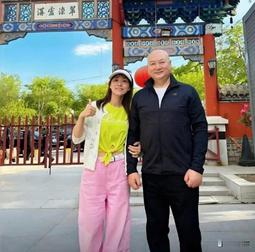 迟重瑞和生活助理多张合照流出，二人举止看着相当亲密，这位女生外形亮眼气质出众。不