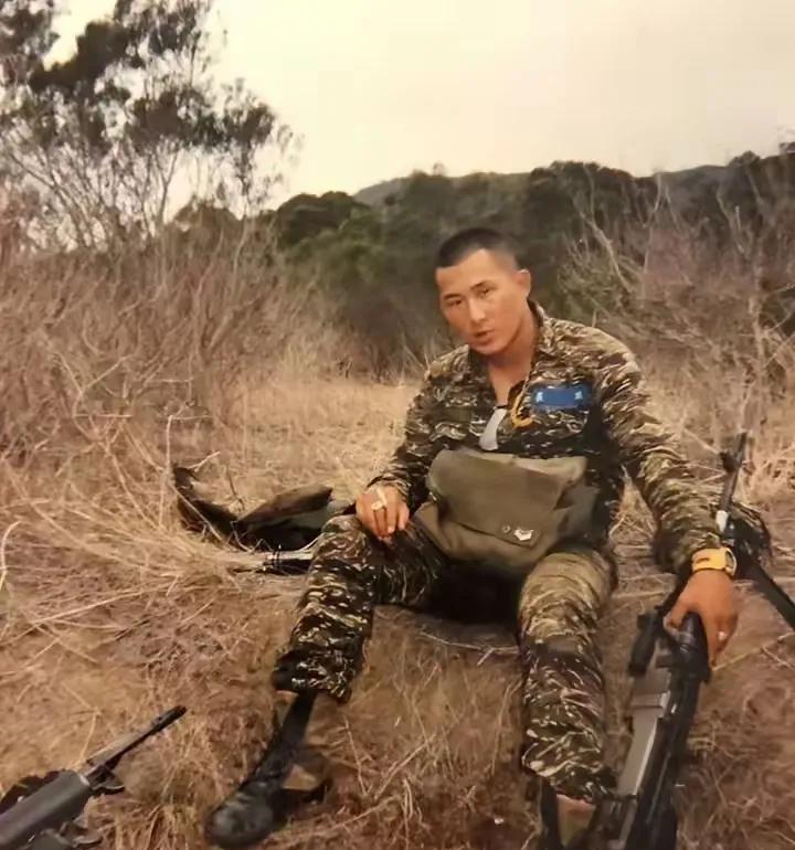 图片中穿军装的人是谁？原来是馆长陈之汉。馆长陈之汉和赖清德曾经都在金门当兵，只