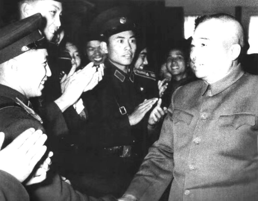 1958年11月11日，彭德怀元帅在北京接见最后一批从朝鲜凯旋归国的中国人民志愿