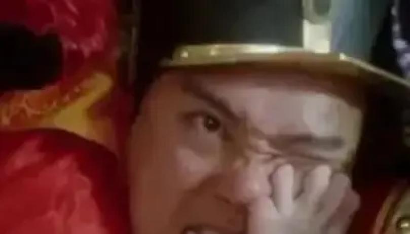 周星驰拍鹿鼎记时非要李嘉欣真脚趾塞鼻孔，说假的不出效果。李嘉欣剪指甲洗三遍脚，